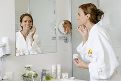 Helles und freundliches Badezimmer