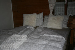 Doppelbett in der Hochzeitssuite