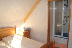 Schlafzimmer samt Dusche
