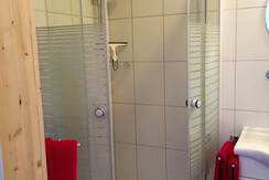 Doppelzimmer Rot Badezimmer Dusche