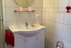 Doppelzimmer Rot Badezimmer