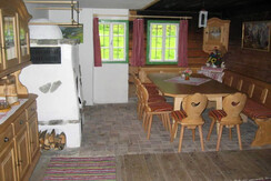 Innen-Ansicht-Potzalm-im-Naturpark-Sölktäler-in-de