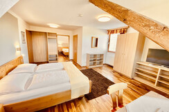 Hotel-Pension Moosmann Familienzimmer Schreibtisch
