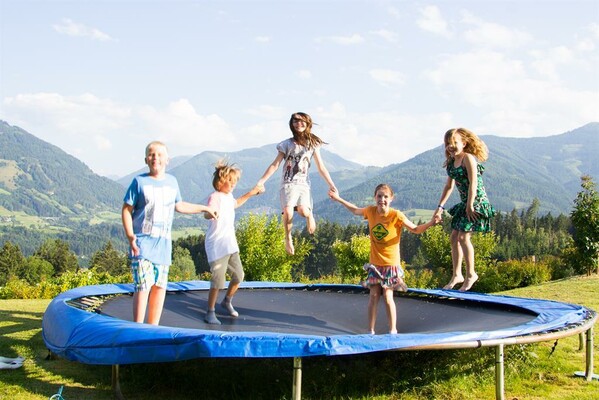 Trampolin springen - Hotel Pension Reisslerhof