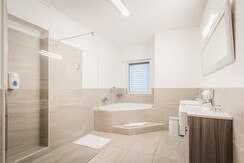 Badezimmer mit und ohne Badewanne