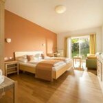 Photo of Kurz mal raus..., Double room, bath, toilet, facing the garden | © Hotel-Restaurant Staribacher