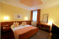 Doppelzimmer mit Flachbildschirm im Hotel