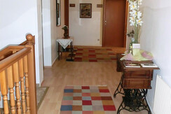 Flur zu den einzelnen Zimmern im Hotel