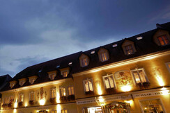Aussenansicht des Hotel  in der Dämmerung