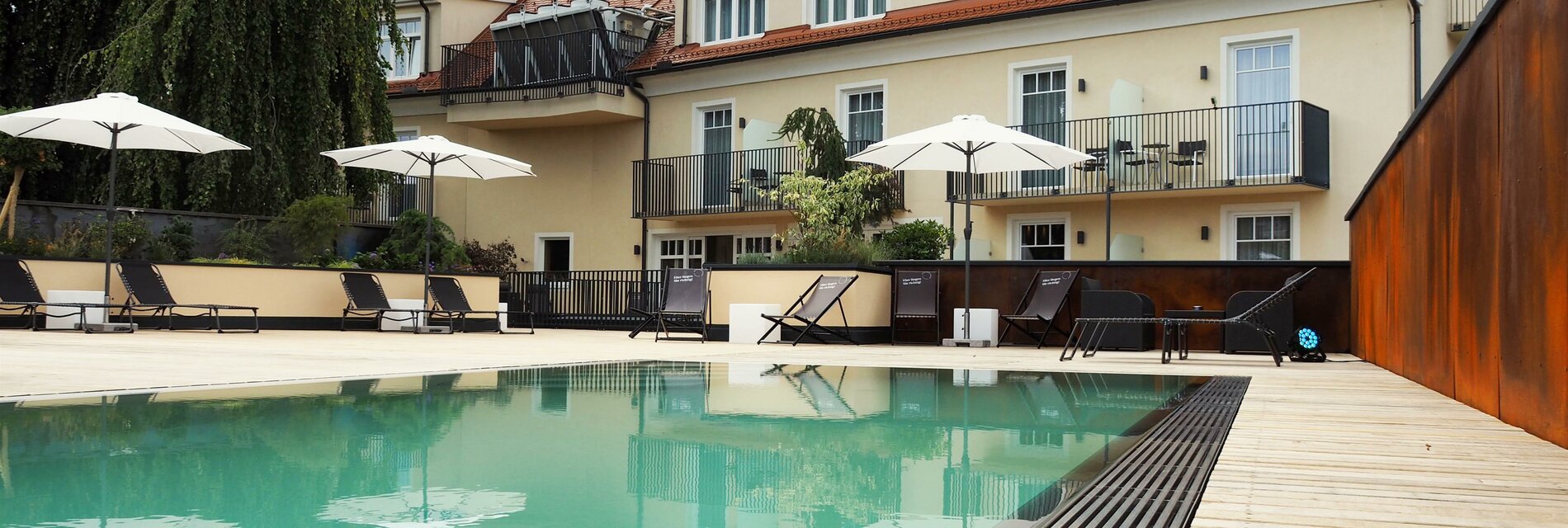 Stainzerhof Pool mit Sonnendeck