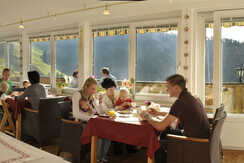  Frühstücken mit Bergblick im Wintergarten