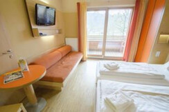 doppelbett-doppelzimmer-jufa-hotel-leibnitz-sport-