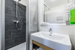 badezimmer-jufa-hotel-schladming-waschbecken-dusch