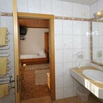 Photo of triple room with shower, WC