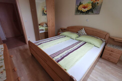 Doppelbett und Schrank