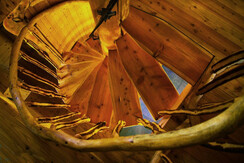 Eine Wendeltreppe führt in das Obergeschoss