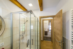 Badezimmer mit Dusche