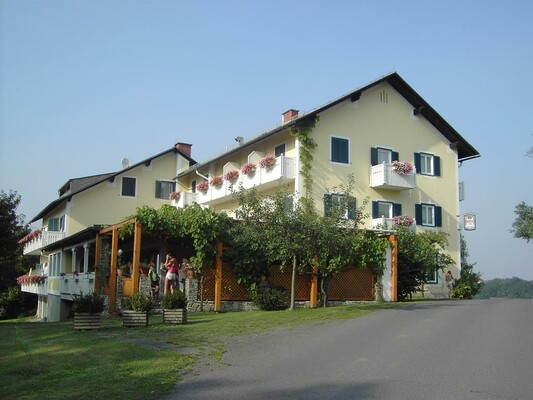 Außenansicht mit Weinlaube | © Gasthof Pension Kulmberghof