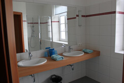 Badezimmer mit Dusche