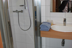 Bad mit Dusche und WC