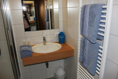 Bad mit Dusche und WC