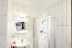 Badezimmer mit Dusche