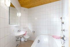 Badezimmer mit Badewanne