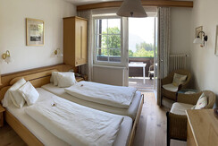 Room with balcony to the garden 05a