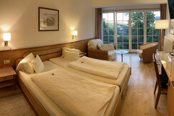 Room with loggia to the garden 03a