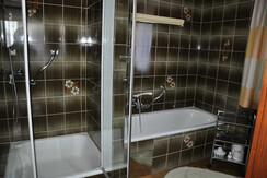 Badezimmer mit Badewanne und Dusche