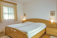 Schlafzimmer mit Doppelbett