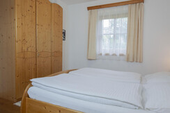 Schlafzimmer mit Doppelbett
