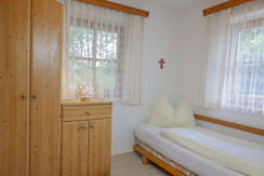 Schlafzimmer mit Bio-Schlafsofa und Einzelbett