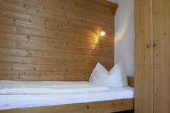 Schlafzimmer mit Bio-Schlafsofa und Einzelbett