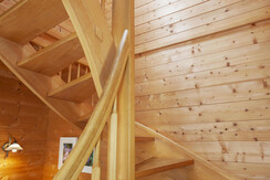 Holztreppe ins Obergeschoß