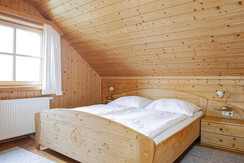 Schlafzimmer mit Doppelbett