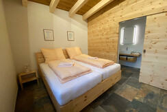 Schlafzimmer mit Bad