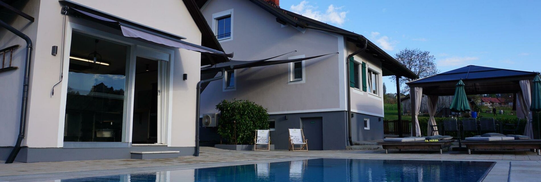 Poolbereich und Outdoorkitchen