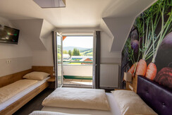 Dreibettzimmer mit Balkon