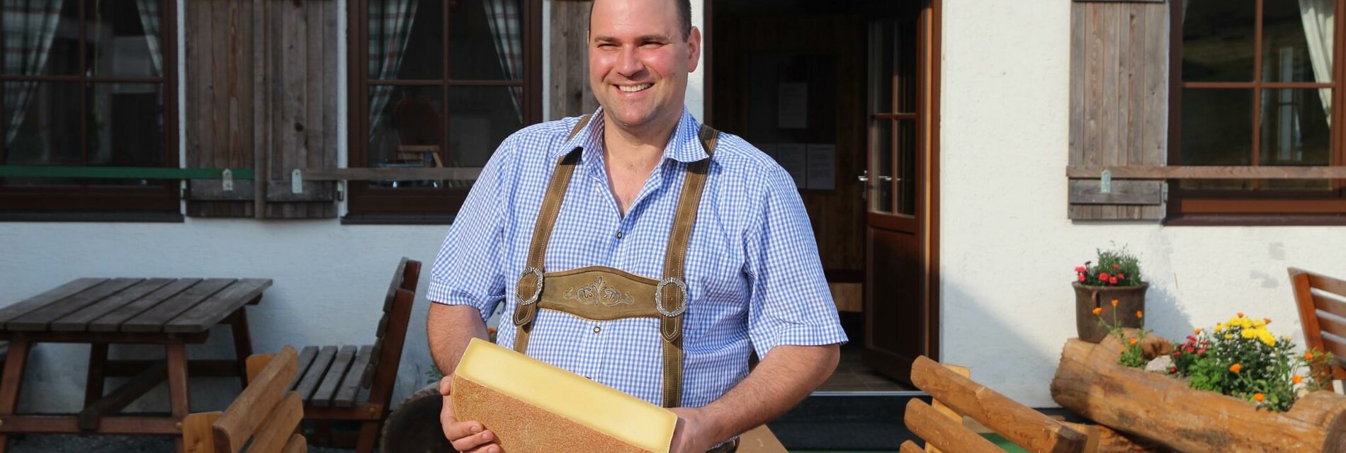 Lurgbauer Martin Bayer mit seinem Käse (c) Martin 