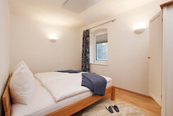 Schlafzimmer 1