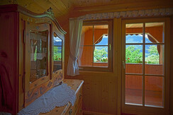 Zirbenschrank-Dachboden mit Balkontüre