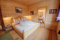 Haus Toplitzsee plus Schlafzimmer mit Doppelbett 1
