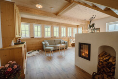 Haus Grundlsee Wohnküche Kamin