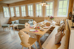 Haus Grundlsee Veranda Esstisch Sofa