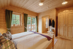 Haus Salzkammergut plus Schlafzimmer 1 mit Doppelb