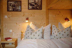 Haus Toplitzsee Schlafzimmer Doppelbett mit Hochbe