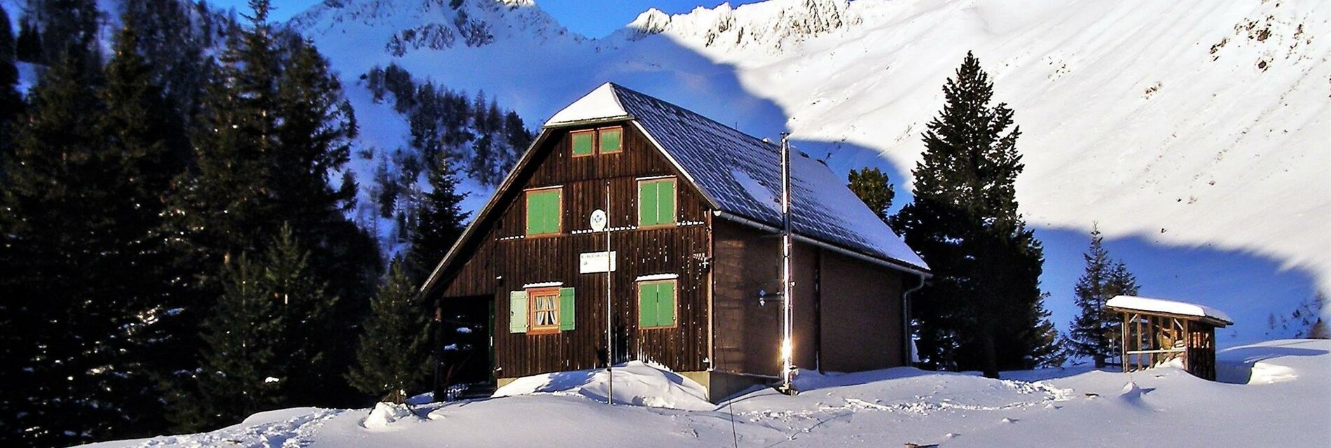 Hütte aussen Winter1