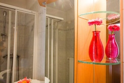 großes Doppelzimmer Komfort - Badezimmer