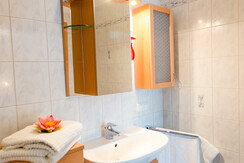 großes Doppelzimmer Komfort - Badezimmer
